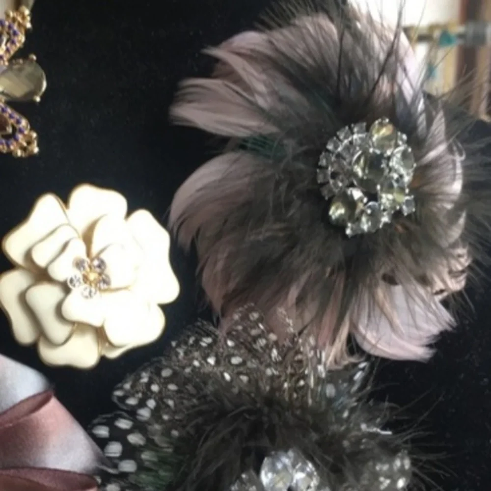 Stella & Dot | ‘Vintage’ Feather Brooch/Pendant Retired